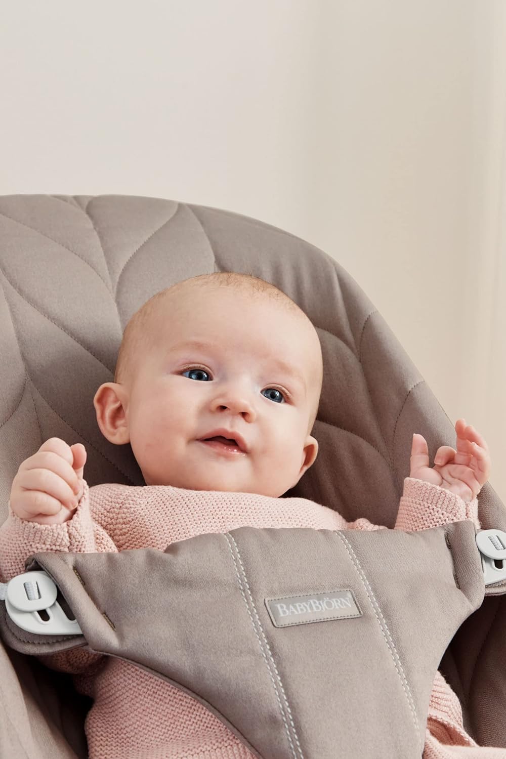 BabyBjörn Babywippe Bliss, Gewebt, Blütenblatt-Steppung, Sandgrau