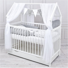 Baby Delux Babybett Komplett Set Hausbett 60x120 cm weiß Schublade Rausfallschutz Kinderbett Matratze Bettwäsche Deko Set (Prince Stars)