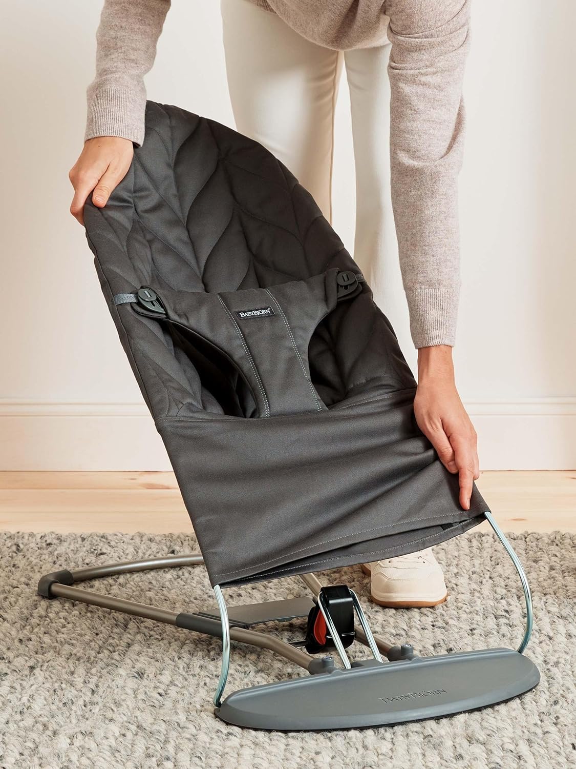 BabyBjörn Babywippe Bliss, Gewebt, Blütenblatt-Steppung, Sandgrau