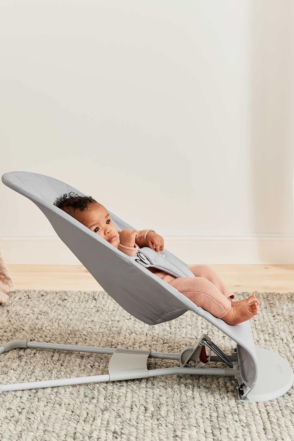 BabyBjörn Babywippe Bliss, Gewebt, Blütenblatt-Steppung, Sandgrau