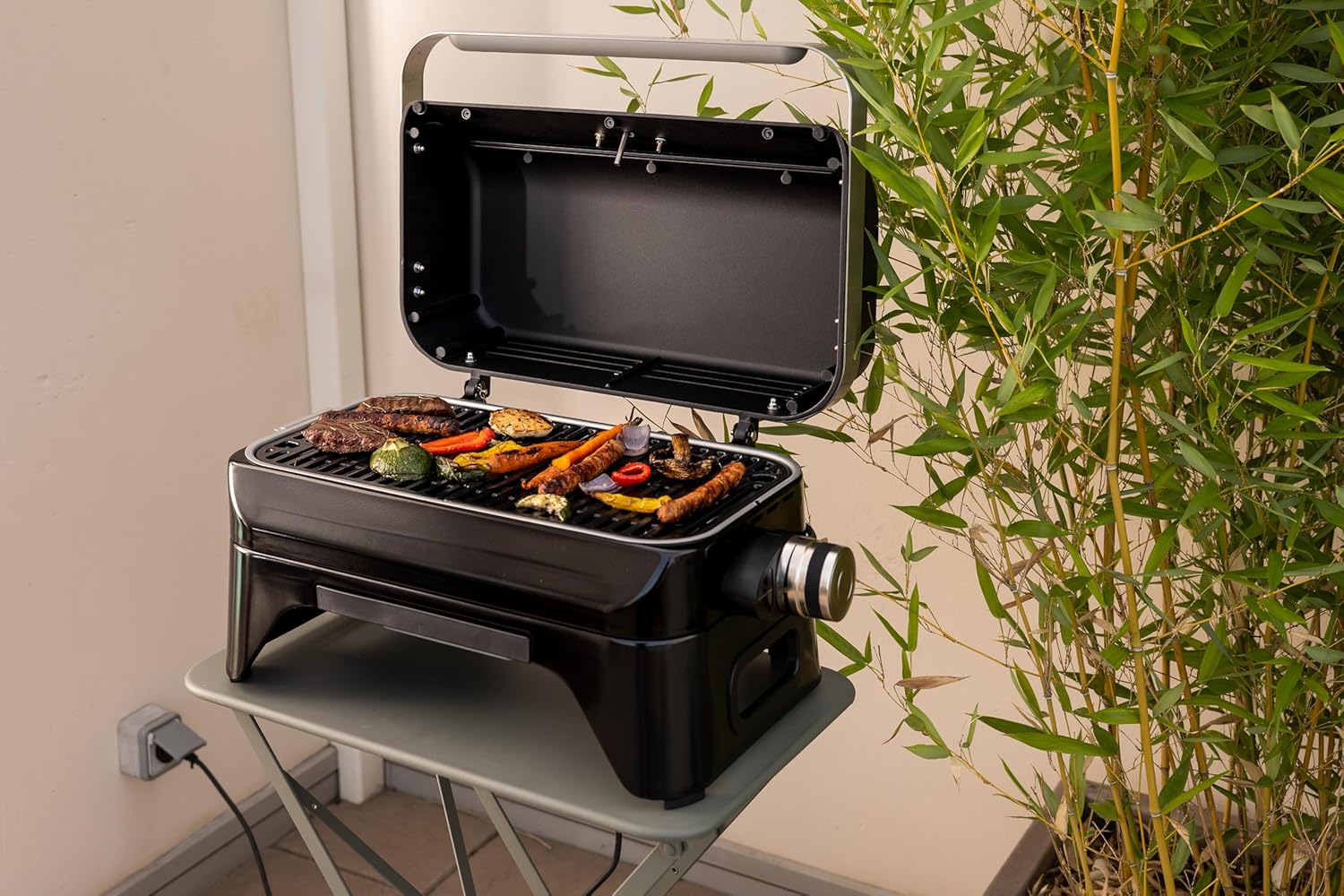 Campingaz Grill Attitude2go, Gasgrill & Elektrogrill, Tischgrill, tragbarer Balkon-, Camping-Grill, mit Deckel, Thermometer und Gusseisen-Grillrost, Betrieb mit Gas oder Elektro