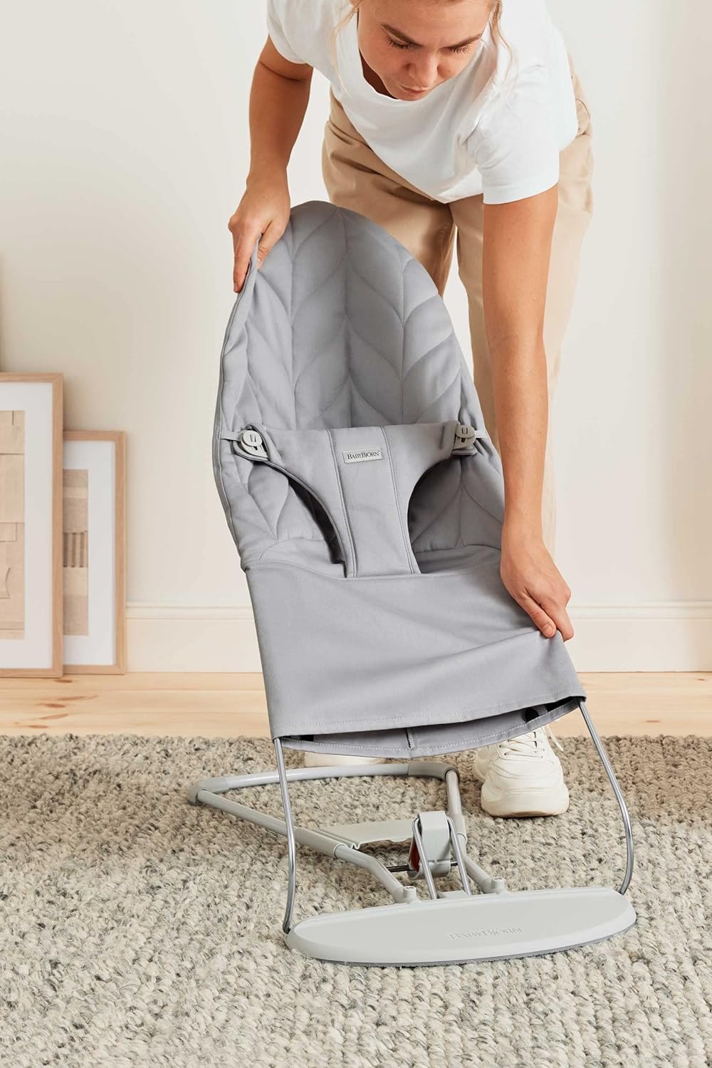 BabyBjörn Babywippe Bliss, Gewebt, Blütenblatt-Steppung, Sandgrau