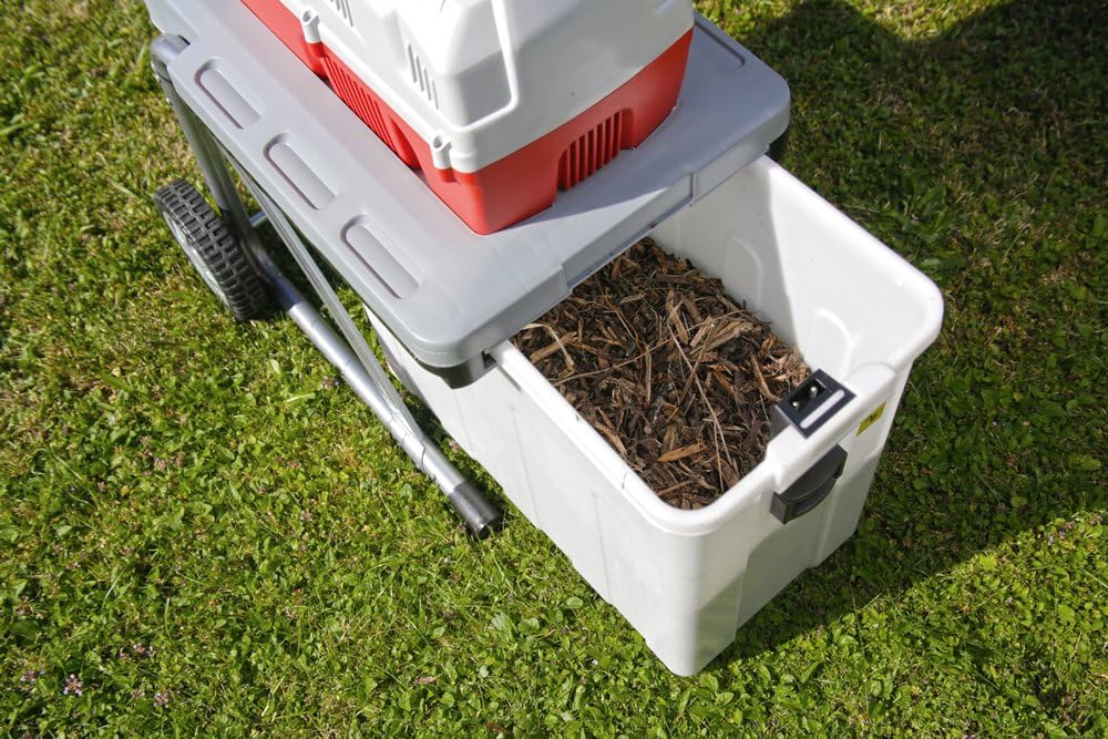 IKRA 81002880 Elektro Gartenhäcksler Walzenhäcksler ILH 3000 A, leise robust wartungsarm, Starke 3.000 Watt, Aststärke bis 44mm, 230 V