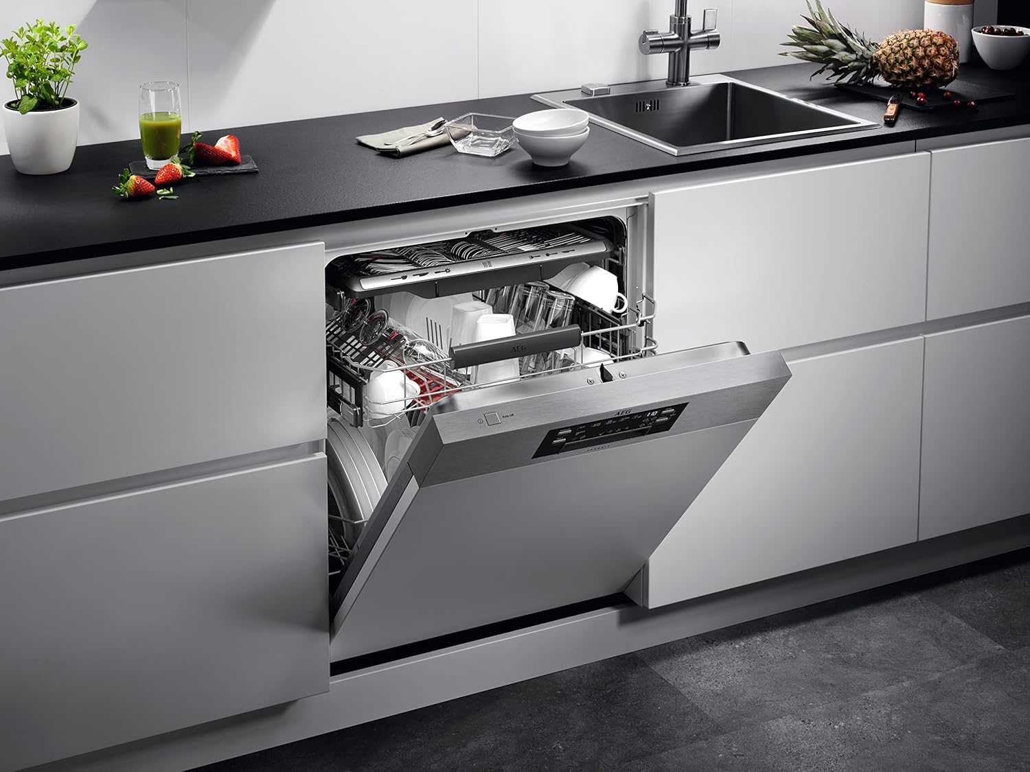AEG Vollintegrierter Geschirrspüler 60cm, Spülmaschine Serie 7000: mit Glasschutz, Energieklasse A, Besteckschublade, personalisierte Zeit-Steuerung, leise 41dB, ComfortRails, Wasserstopp, FSE7676AP