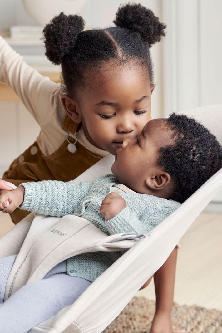 BabyBjörn Babywippe Bliss, Gewebt, Blütenblatt-Steppung, Sandgrau