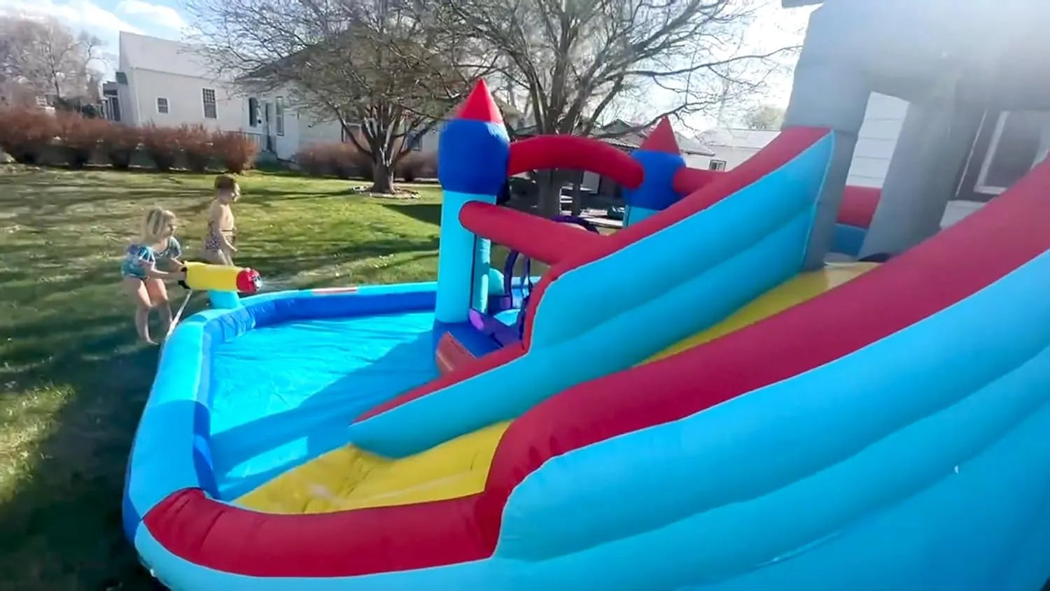Aufblasbare Wasserrutschen für Kinder, 8-in-1-Hüpfburg-Wasserpark mit 450-W-Gebläse, Kletterwand, Planschbecken, 2 Wasserkanonen, Basketballkorb, Wasserrutsche, Krokodilsprinkler als Geschenk für eine Gartenparty