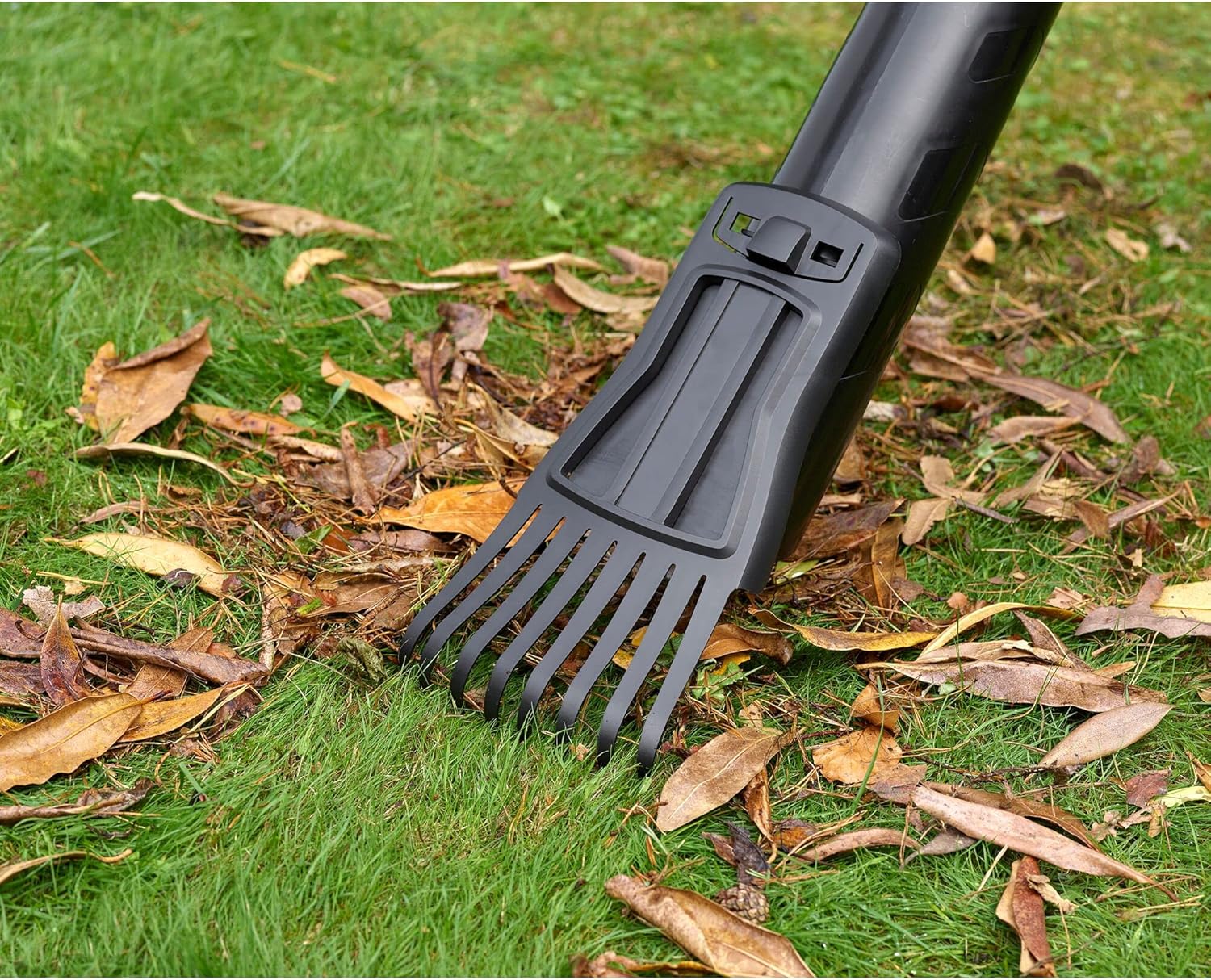 Black+Decker 3-in-1 Elektro-Laubsauger/Laubblser BEBLV301 (3.000 Watt, mit Hcksler + aufsteckbarem Laubrechen, 72l Fangsack-Rucksack - hohe Blasgeschwindigkeit & verstellbare Saugleistung)