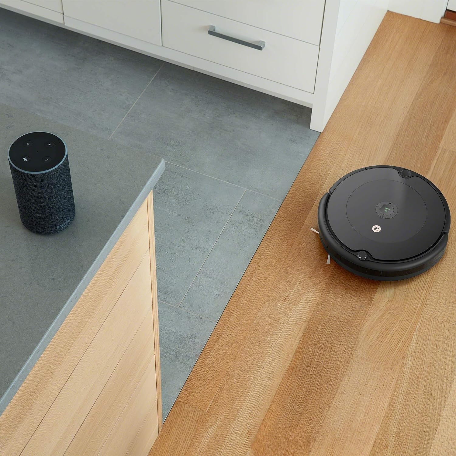 iRobot Roomba Combo Essential Saug- und Wischroboter (Y0112), leistungsstarkes Saugen und Wischen, 4-Stufen-Reinigungssystem, 3 Saugstufen, Spot-Cleaning, steuerbar über App, Tasten oder Sprache, Wei