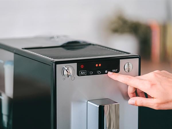 Melitta Solo - Kaffeevollautomat mit höhenverstellbarem Auslauf, kleine Kaffeemaschine mit abnehmbarem Wassertank, für z. B. Espresso oder Café Crème, silber