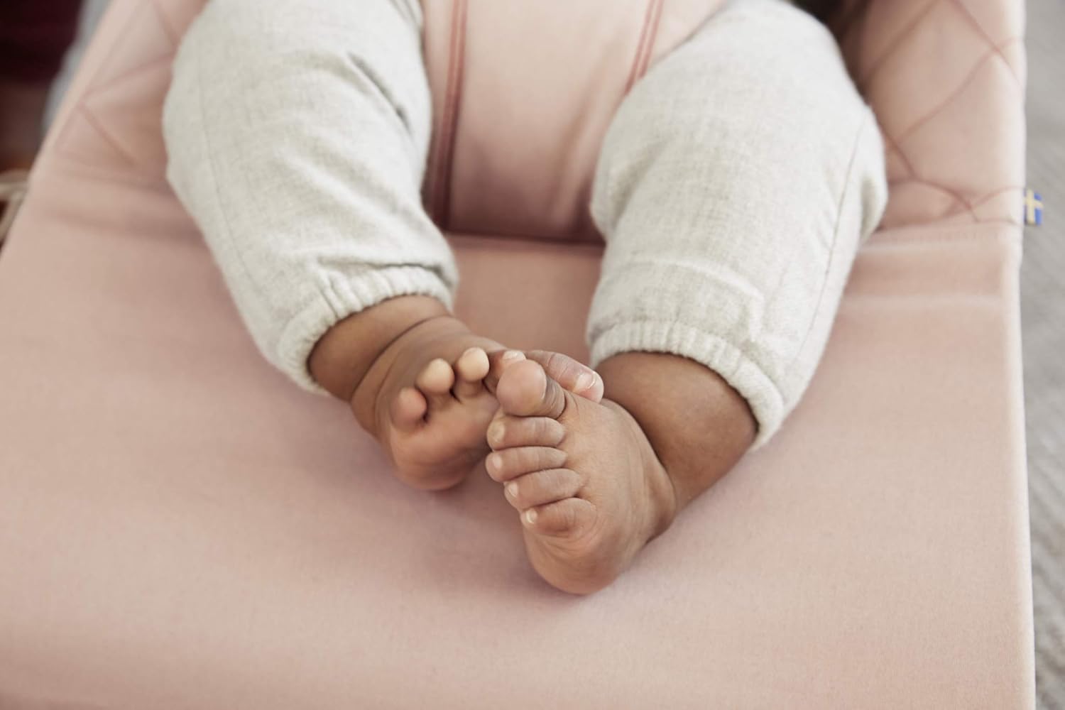BabyBjörn Babywippe Bliss, Gewebt, Blütenblatt-Steppung, Sandgrau