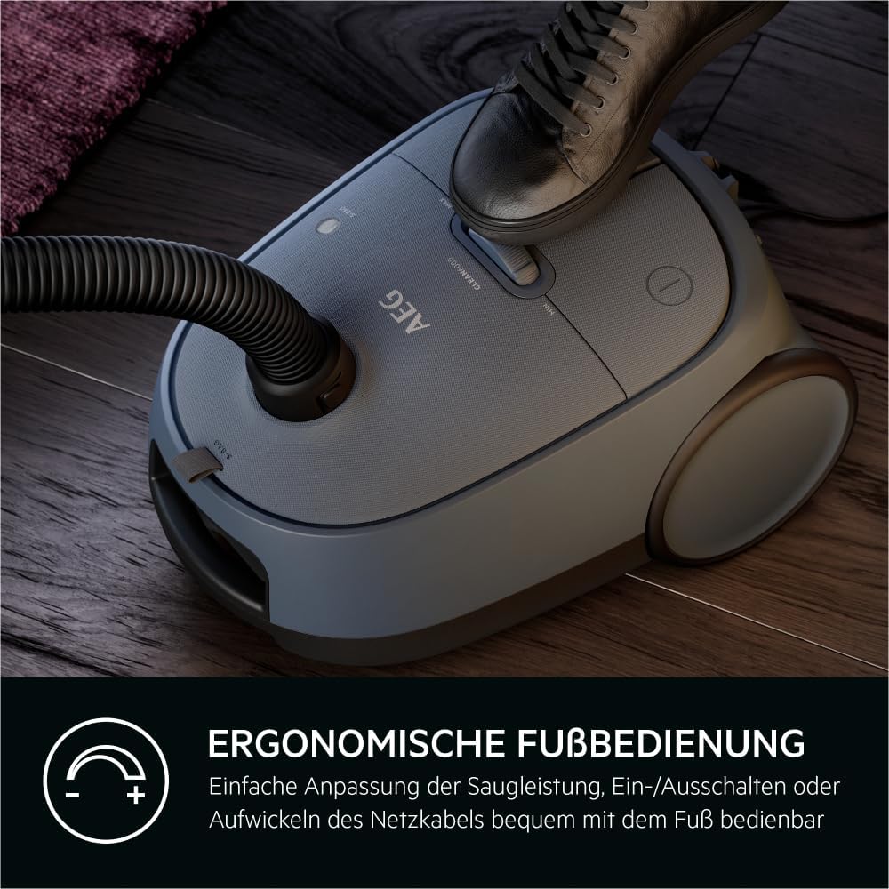 AEG CLEAN 6000 AB61C2DB Staubsauger mit Beutel / hohe Saugleistung / inkl. Polsterdüse / 50 % Recyclingkunststoff / ideal für Haustierbesitzer / Reinigen von Polstern / 12 m Kabel / 750 W / Blau