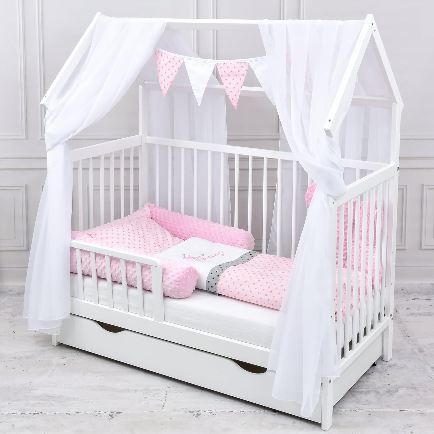 Baby Delux Babybett Komplett Set Hausbett 60x120 cm weiß Schublade Rausfallschutz Kinderbett Matratze Bettwäsche Deko Set (Prince Stars)
