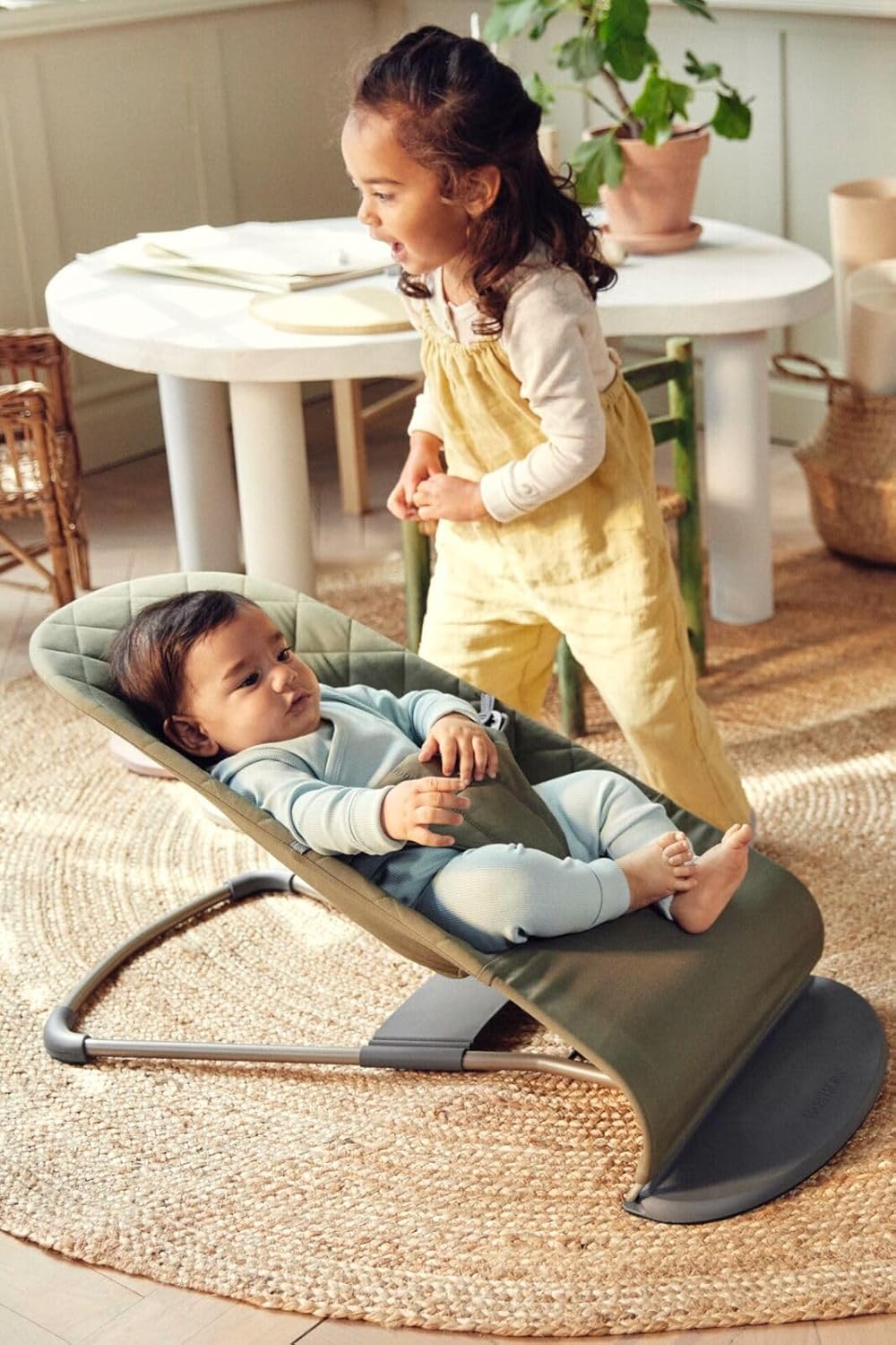 BabyBjörn Babywippe Bliss, Gewebt, Blütenblatt-Steppung, Sandgrau