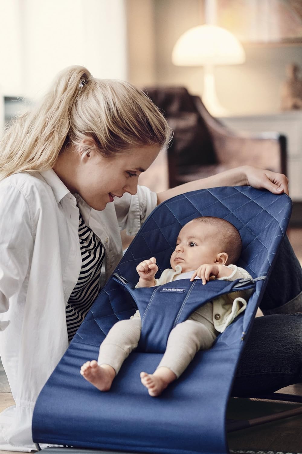BabyBjörn Babywippe Bliss, Gewebt, Blütenblatt-Steppung, Sandgrau